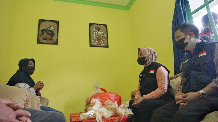 Wali Kota Ning Ita dan suami saat berkunjung ke rumah warga survivor kanker payudara saat Jumat Barokah. SP/Dwy AS