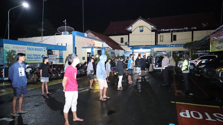 Sejumlah pemuda yang diamankan polisi diduga menggelar aksi balap liar. SP/Hadi Lestariono