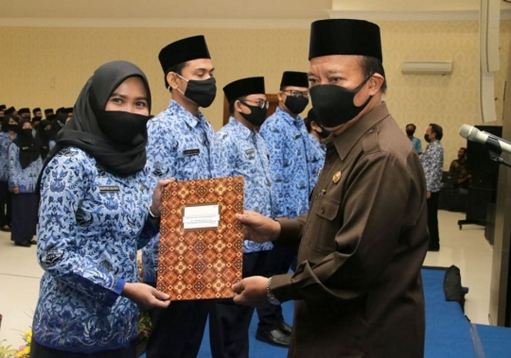Bupati Fadeli saat memberikan SK kepada salah satu ASN usai melantiknya.SP/MUHAJIRIN KASRUN