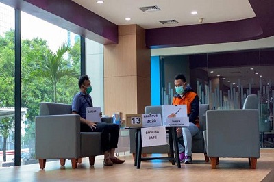 Tersangka kasus suap bansos COVID-19, Harry van Sidabuke saat rekonstruksi perkara yang digelar di Gedung C1 KPK, Senin (1/2/2021). 