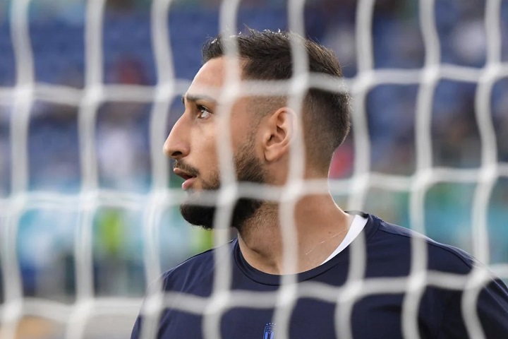 Gianluigi “Gigi” Donnarumma menatap laga menghadapi Swiss dengan serius. SP/Getty Images