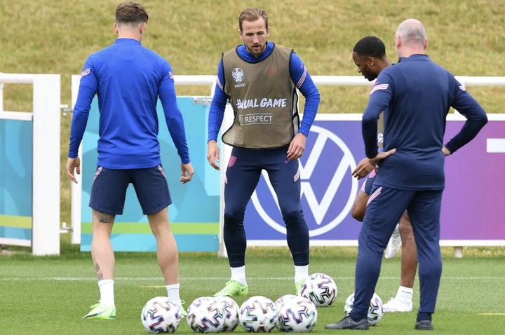 Menjelang duel bersejarah, striker Inggris Harry Kane dan Raheem Sterling terus digembleng dalam latihan di pusat latihan di London.  SP/GETTY IMAGES/EPA