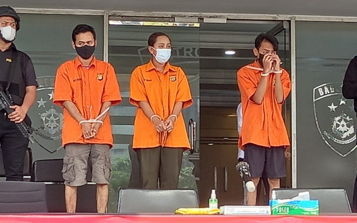 Tiga pelaku penggelapan 50 mobil rental, diotaki seorang wanita dan dua anak buahnya. Mereka ditangkap di Polda Metro Jaya, Senin (25/5/2021). SP/Jaka