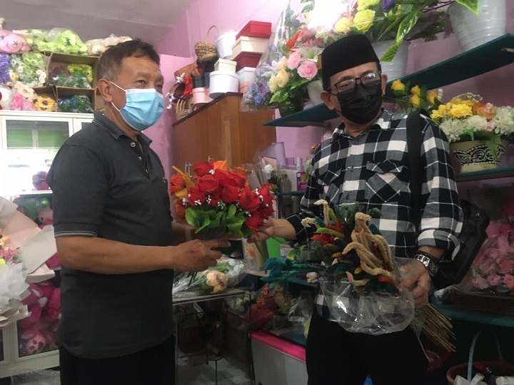 Wakil Ketua Dewan Perwakilan Rakyat (DPRD) Kota Surabaya AH Thony saat mengunjungi salah satu pedagang bunga di Pasar Bunga di Jl. Kayon, Minggu (18/4). SP/Al Qomar