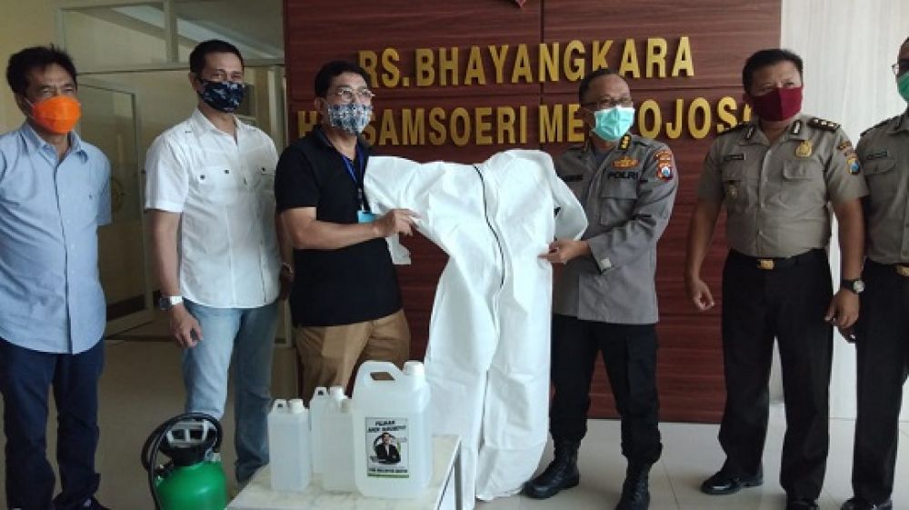 Mantan Kapolda Jatim Irjen Pol (Purn) Machfud Arifin memberikan bantuan alat kesehatan (pakaian hazmat) kepada manajemen Rumah Sakit Bhayangkara, Jum’at (8/5). (SP/Timses Mahfud Arifin)