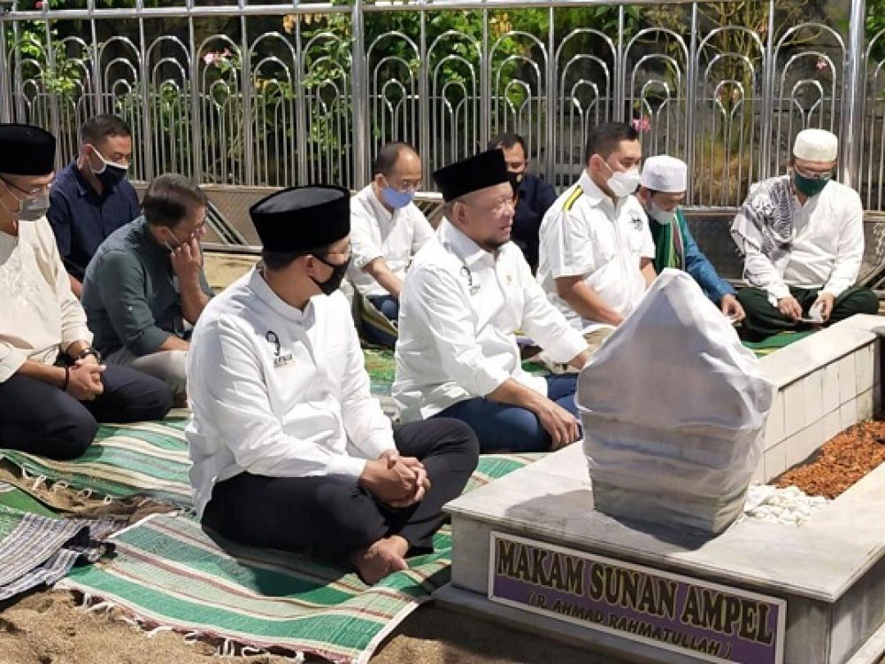 Ketua DPD RI AA LaNyalla Mahmud Mattalitti dan Kapolda Jatim serta rombongan saat berziarah di makam Sunan Ampel, sabtu (9/5) malam. (SP/Humas DPD RI)