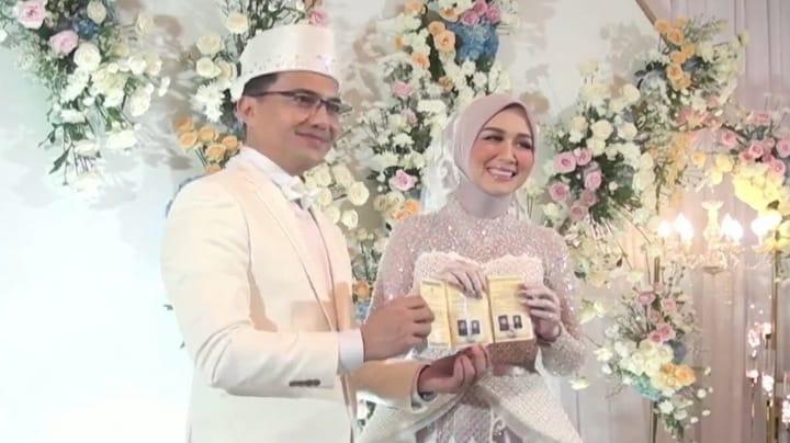 Momen Sahrul Gunawan dan Dine Mutiara Aziz resmi SAH menjadi pasangan suami istri. SP/ BDG 