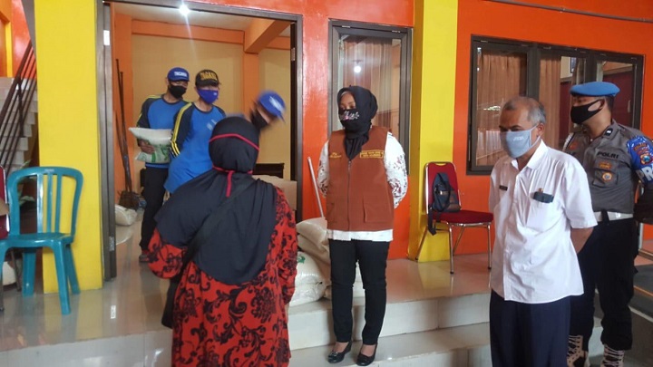Wali kota saat memantau pembagian Bantuan Sosial (Bansos) bagi warga terdampak Covid-19 tahap II di Kota Mojokerto