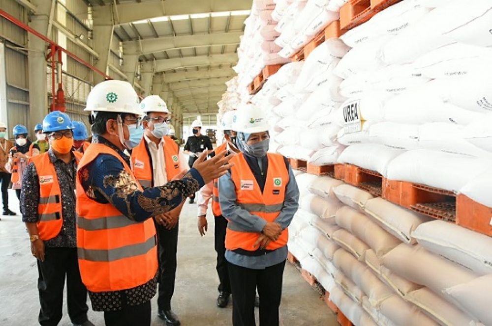 Gubernur Khofifah menerima penjelasan dari Dirut PG Dwi Satriyo Annurogo mengenai ketersedian pupuk bersubsidi.SP/M.AIDID