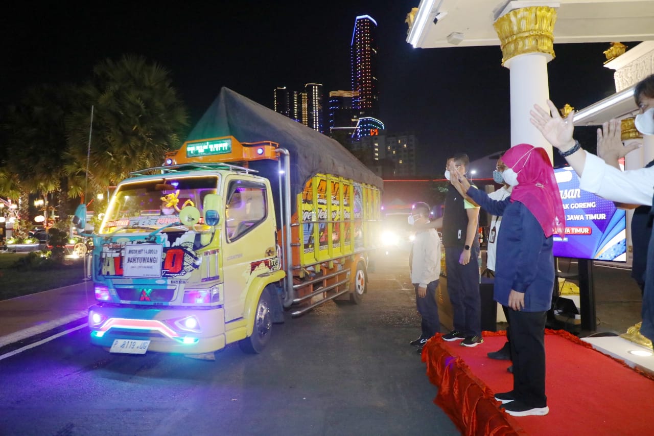 Gubernur Jatim Khofifah Indar Parawansa saat melapas keberangkatan truk pengangkut minyak goreng di Grahadi, Surabaya, Kamis (3/3/2022)