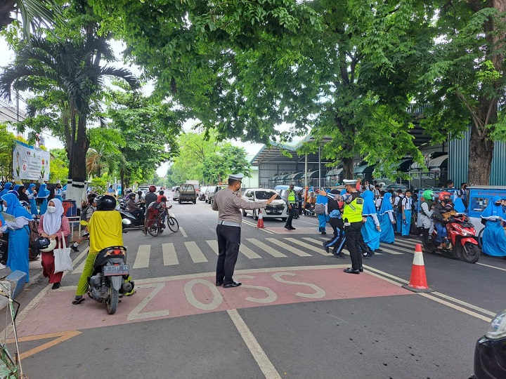 Kasatlantas AKP Yudiyono saat beraksi di depan SMPN 1 kota Pasuruan