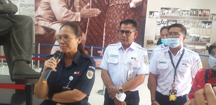 Anne Purba dan Agus saat beri keterangan kepada calon penumpang di Stasiun Blitar. SP/Lestariono