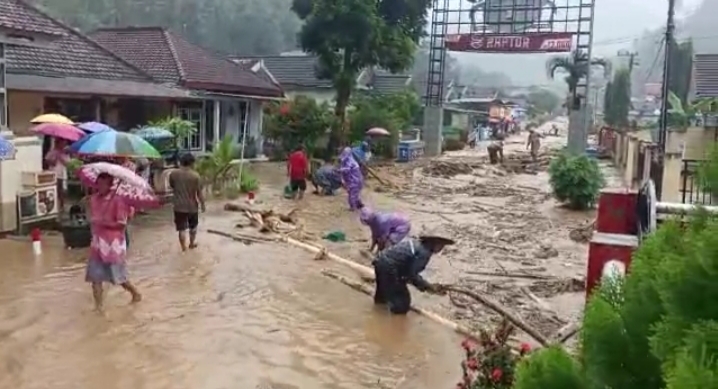 Kondisi di salah satu desa yang terendam banjir. SP/Hadi Lestariono 