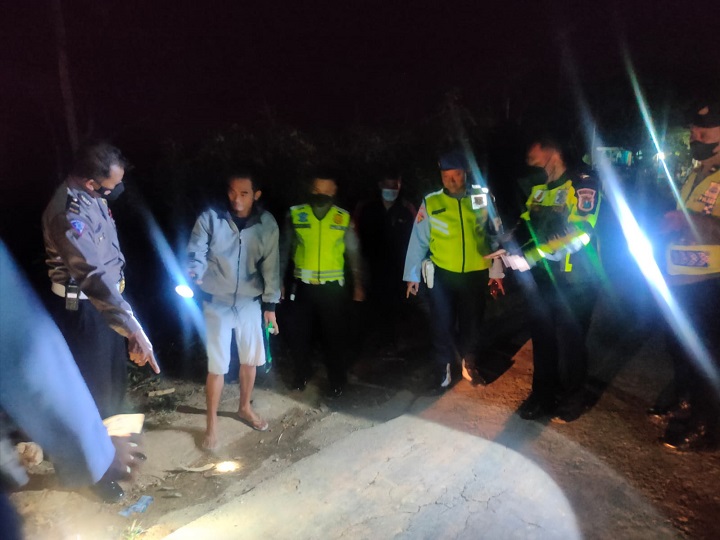 Petugas Unit Laka Polres Blitar dan Petugas Polsek lakukan olah TKP di lokasi kejadian. SP/Hadi Lestariono