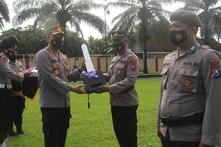 Penyerahan bantuan motor secara simbolis oleh Kapolres Blitar. SP/Hadi Lestariono