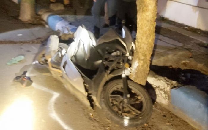 Motor korban hancur setelah menabrak pohon.