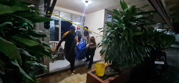 Petugas saat mengevakuasi jenazah korban. SP/Lestariono