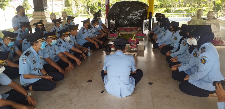Puluhan pegawai Kemenkumham Blitar berziarah di makam Bung Karno. SP/Hadi Lestariono