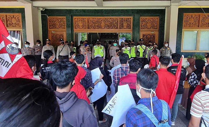 Sejumlah mahasiswa saat menggelar aksi di depan Gedung Pemkab Bangkalan, Jum’at (9/4).