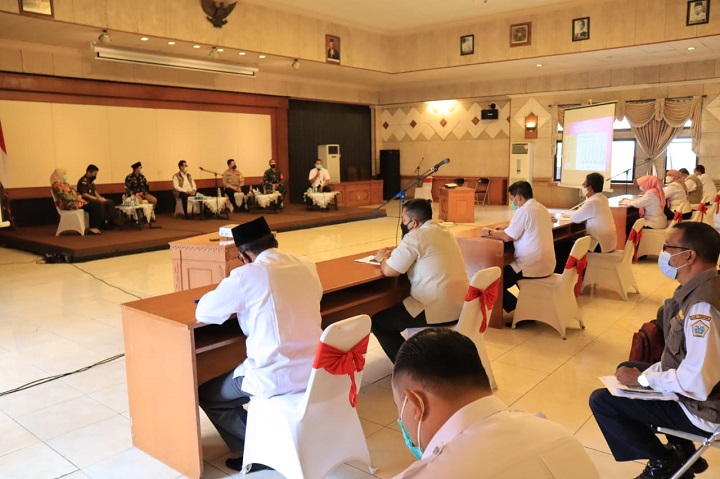 Suasana rapat evaluasi pemberlakuan PPKM yang dipimpin Plt Bupati Gresik M Qosim. SP/M.AIDID
