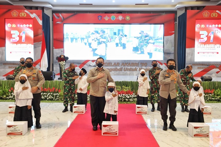 Ketua KPK Komjen Pol Firli Bahuri saat meninjau vaksinasi di Mapolda Jawa Timur.