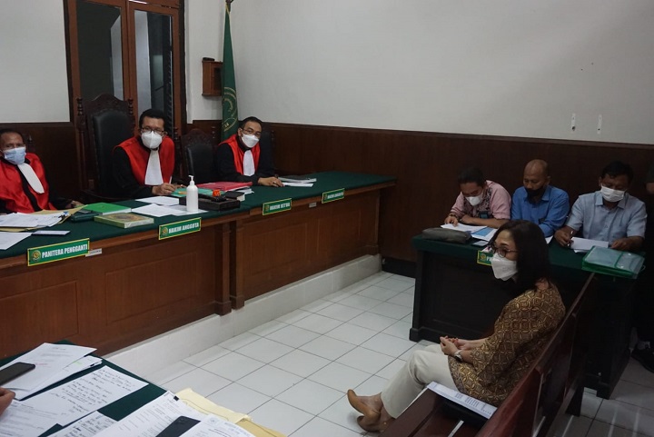Agnes saat memberikan keterangan sebagai ahli dalam sidang di Pengadilan Negeri Surabaya kemarin (12/4).SP/Budi Mulyono