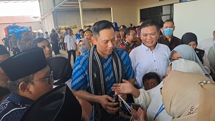 AHY menyapa ribuan pekerja rokok di MPS KUD Tani Mulyo Lamongan.  SP/MUHAJIRIN KASRUN