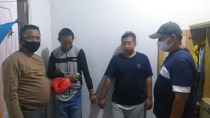 Kedua pelaku saat diamankan polisi. SP/Dik