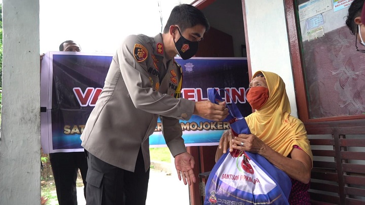 Kapolresta Mojokerto AKBP Rofiq Ripto Himawan, S.I.K., S.H., M.H. saat membagikan bansos kepada kepada salah satu lansia di Mojokerto. 