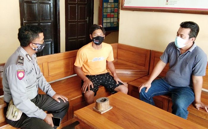 Pelaku (tengah) saat dimintai keterangan petugas di Polsek Gondang.