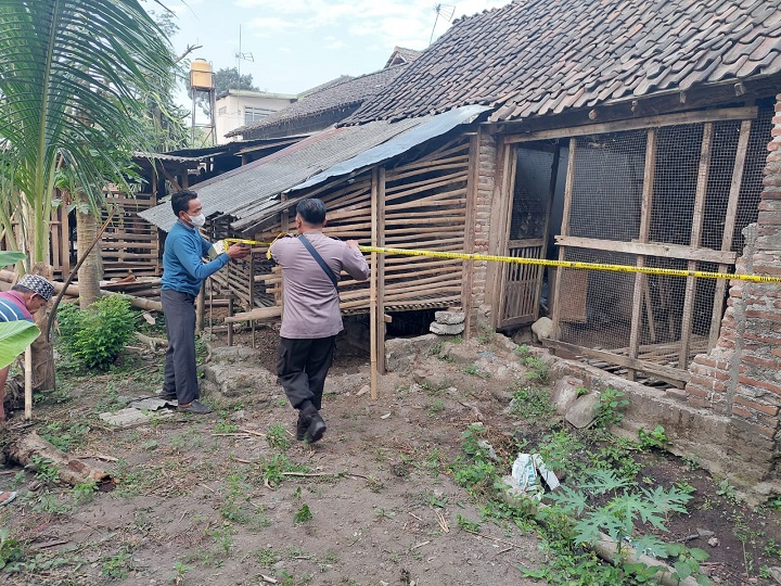 Petugas memasang police line di sekitar lokasi kejadian. SP/Hadi Lestariono