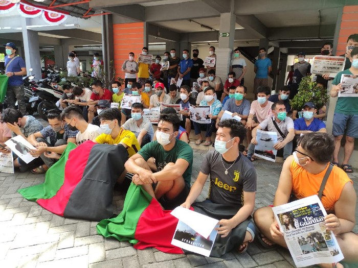 Ratusan WN Afghanistan menggelar aksi damai di Rusunawa Puspa Agro Desa Jemundo, Taman, Selasa (24/8).