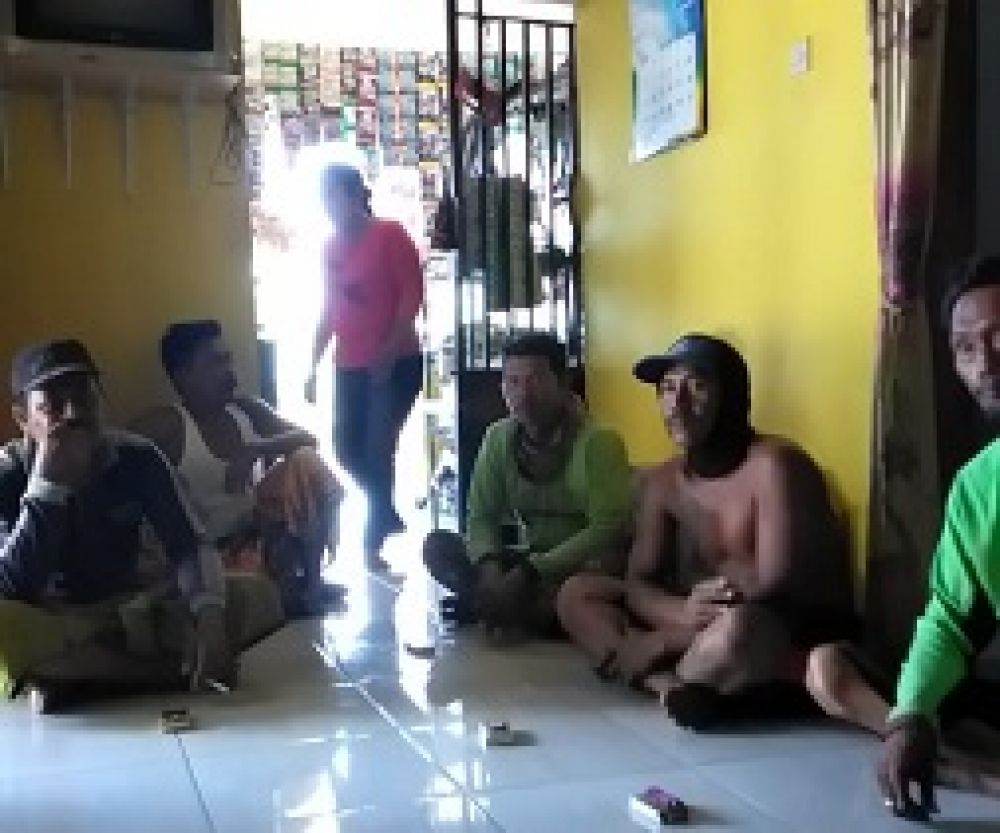 Beberapa nelayan berkumpul saat diwawancarai media. SP/Lim