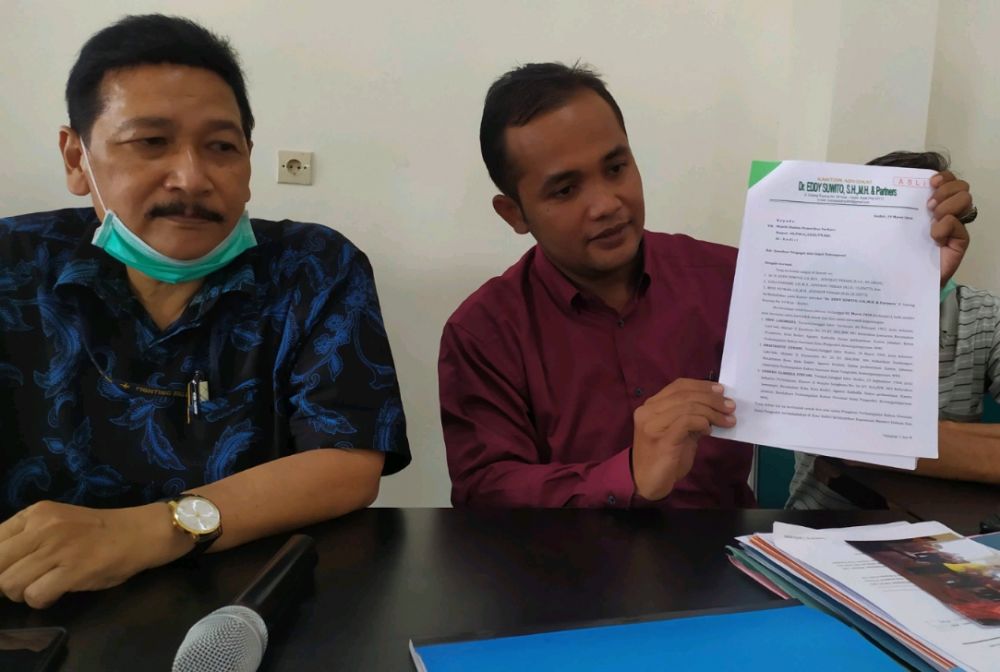Kuasa Hukum tergugat, Eddy Suwito, SH bersama rekan saat menunjukan surat jawaban tergugat