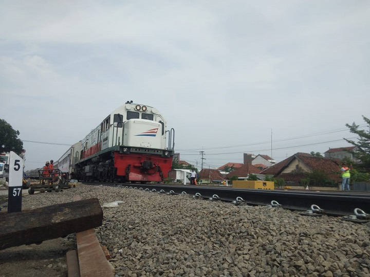 Salah satu kereta api yang sudah menggunakan jalur ganda di Stasiun Kota Mojokerto. SP/Dwy