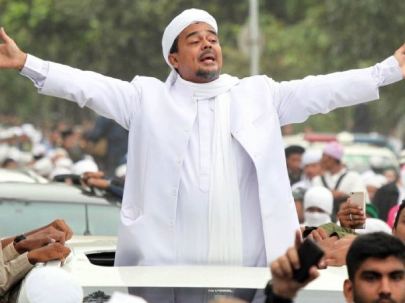 Habib Rizieq Shihab diarak massa sewaktu kepulangannya ke Indonesia beberapa waktu lalu.