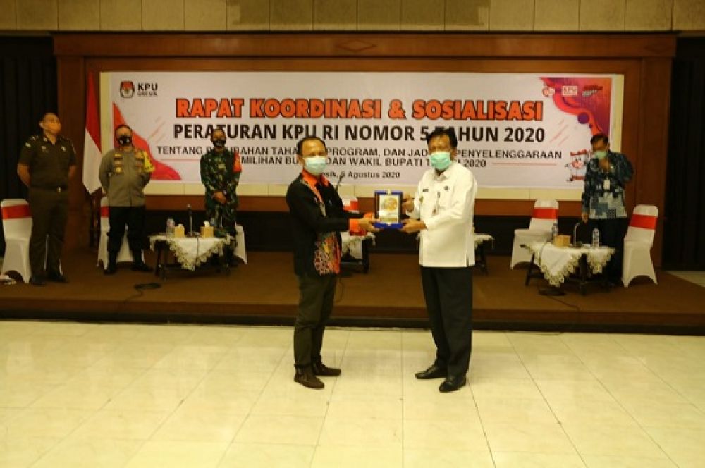 Bupati Sambari menerima cinderamata dari Ketua KPU Akhmad Roni pada acara sosialisasi peraturan KPU RI.SP/M.AIDID