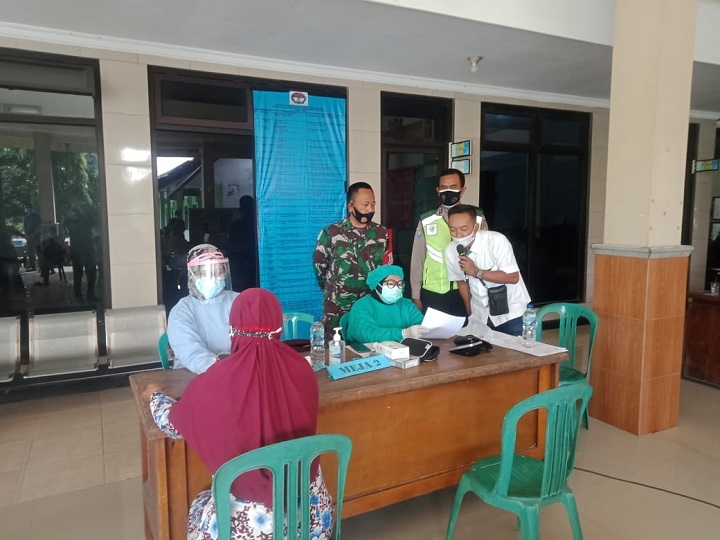 Kegiatan Pelaksanaan  Vaksinasi Covid - 19 tahap 2 kepada 200 warga Desa Simogirang  Kec. Prambon  Kabupaten Sidoarjo, Rabu (16/6/2021). SP/Hikmah