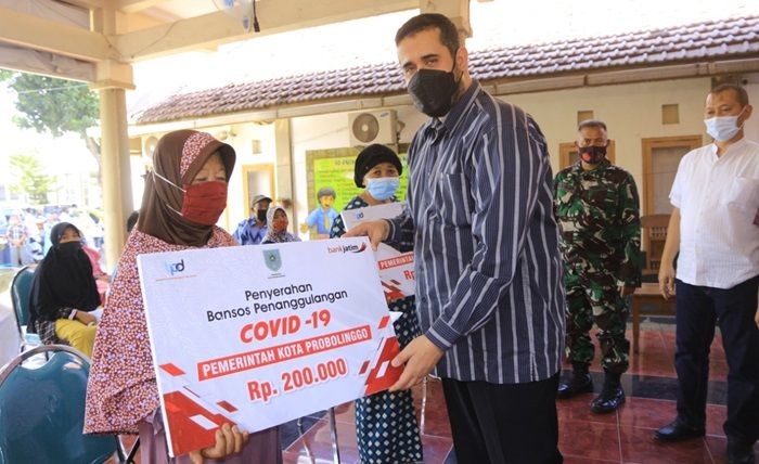 Wali Kota Habib Hadi Zainal Abidin secara simbolis memberikan bansos kepada perwakilan warga.