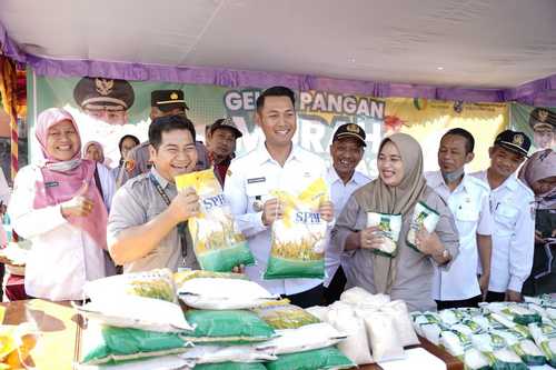 Bupati Tuban Aditya Halindra Faridzky saat meninjau pasar murah di Desa Wadung, Kecamatan Jenu, Kabupaten Tuban, Rabu (15/3/2023). Foto: Pemkab Tuban.