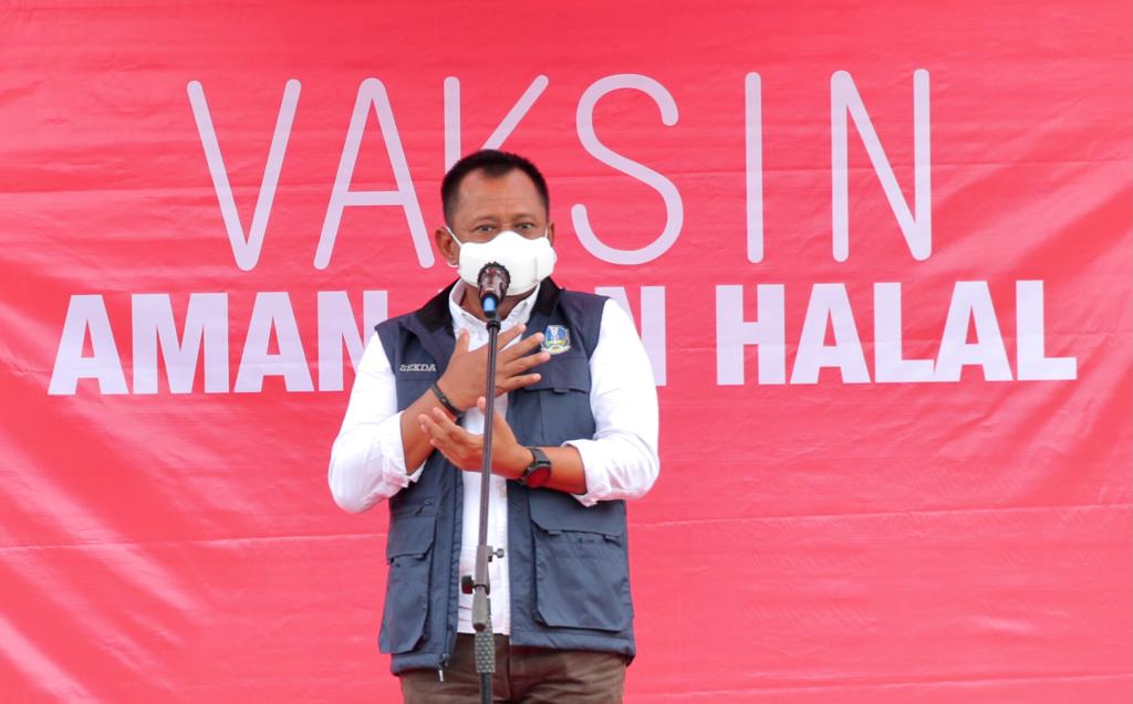 Sekretaris Daerah Provinsi Jawa Timur Heru Tjahjono didampingi Dirut RSUD Dr. Soetomo Dr. Joni Wahyuhadi meninjau langsung jalannya vaksinasi yang digelar di halaman Balai Kota Surabaya pada Jum'at (15/01/2021). SP/ARF