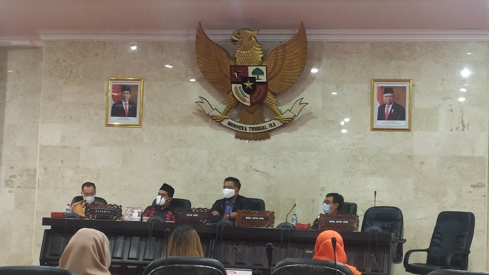 Ketua Rapat, Ashari dari Partai Demokrat (tengah) saat memimpin RDP bersama dinas terkait
