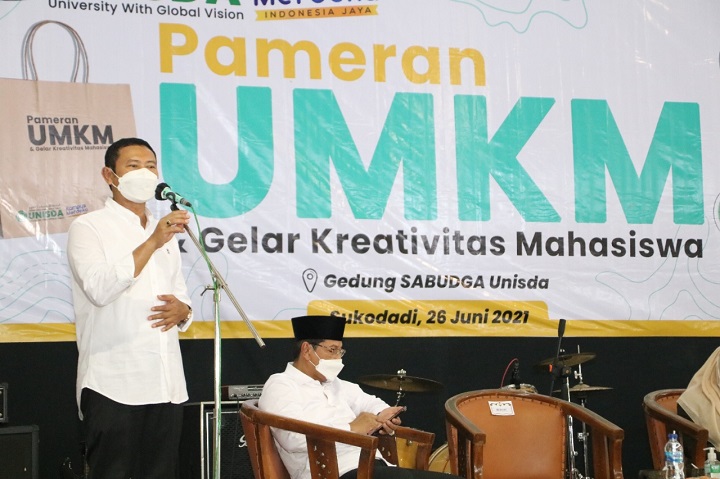 Bupati Yuhronur Efendi saat memaparkan saat seminar dengan tema Built with Integrity, Liberated in Dignity di Kampus Unisda. SP/MUHAJIRIN KASRUN