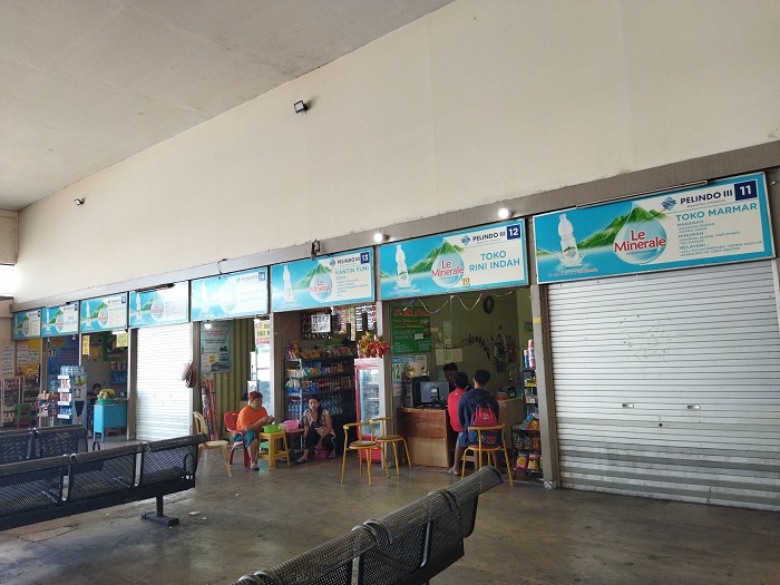 Gerai UMKM di Pelabuhan Tanjung Perak yang memilih tutup akibat merugi. SP/Semmy Mantolas