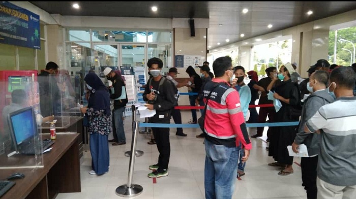 Penumpang kapal laut saat melakukan pemeriksaan dokumen perjalanan di Pelabuhan Tanjung Perak. SP/Semmy Mantolas