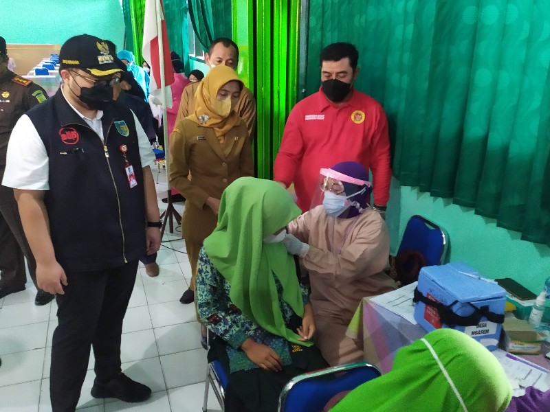 Kepala BINDA Jatim, Rudy Iskandar (kanan) bersama Bupati Kediri, Haninditho Himawan Pramana (kiri) memantau vaksinasi massa pelajar di SMPN 2 Kecamatan Gurah, Kabupaten Kediri