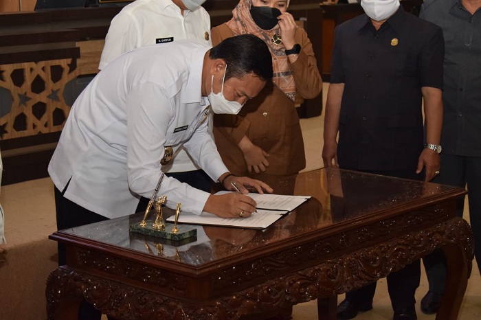 Bupati tandatangani pengajuan KUA-PPAS Anggaran Pendapatan dan Belanja Daerah (APBD) 2022 di DPRD Lamongan.SP/MUHAJIRIN KASRUN