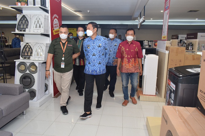 Bupati Lamongan saat melihat langsung outlet di LA Plaza.SP/MUHAJIRIN KASRUN