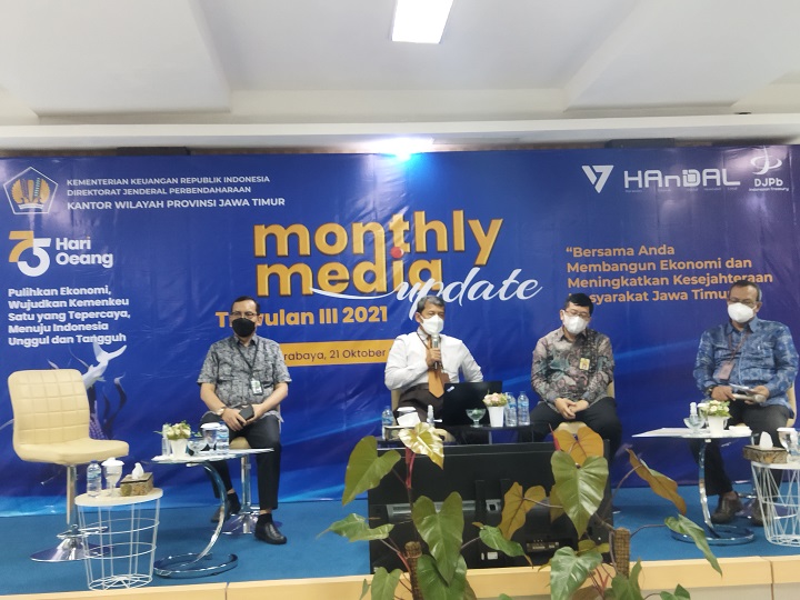 Kepala Kantor Wilayah Direktorat Jenderal Perbendaharaan Jatim Taukhid dalam gelaran Monthly media update triwulan III 2021 di gedung keuangan Jatim, Kamis (21/10/2021). SP/Semmy Mantolas