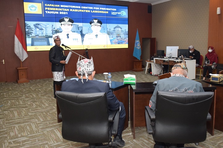 Sekda Lamongan, Moh Nalikan memaparkan capaian MCP di depan tamu dari dua Kabupaten Sumenep dan Lampung Tengah. SP/MUHAJIRIN KASRUN